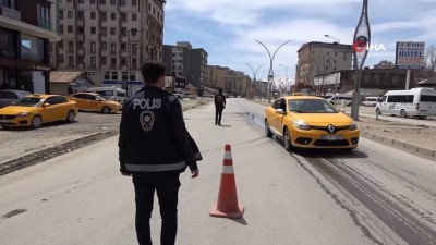  Yüksekova'da polis ekipleri kısıtlama denetimi yaptı