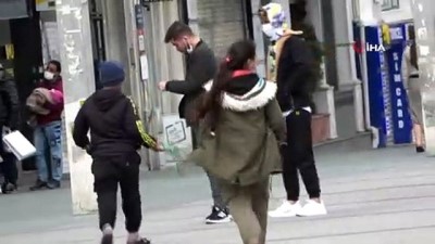 Taksim’de çocuklarını dilendiren yabancı uyruklu kadın suçüstü yakalandı