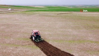  Kırşehir’de çiftçi tarlasına römorku ile Türk Bayrağı çizdi