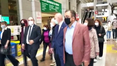  Tiyatro sanatçısı Genco Erkal, Cumhurbaşkanı’na hakaret suçlamasıyla hakkında açılan soruşturma kapsamında İstanbul Adliyesi'nde ifade verdi.