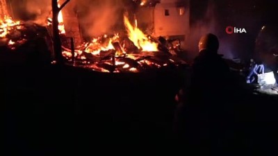  Artvin'in Ortaköy köyünde vatandaşlar gözyaşları içinde evlerinin yanmasını izledi