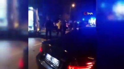 luks otomobil -  Kadıköy'de kontrolden çıkan lüks otomobil önce otomobile ardından ağaca çarptı: 3 yaralı Videosu