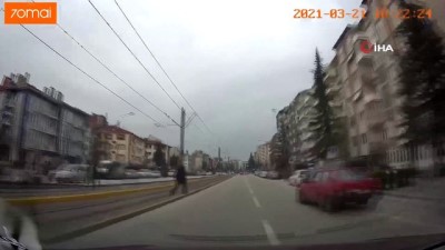 trafik lambasi -  Kazadan kıl payı kurtulma anı araç kamerasında Videosu
