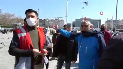  Taksim Meydan’da seyyar satıcılardan gazeteciye darp kamerada