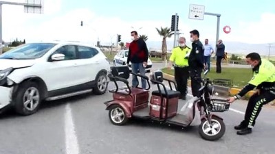 arazi araci -  Elektrikli motosiklet ile arazi aracı çarpıştı: 3 yaralı Videosu