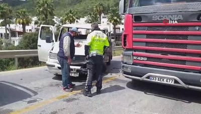  Kamyonet ile minibüs kafa kafaya çarpıştı: 1 yaralı