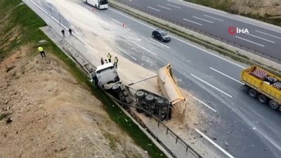  Kuzey Marmara Otoyolu'nda hafriyat kamyonu devrildi