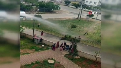 belediye calisani -  Sıcaktan bunalan çocuklar arazözden çıkan tazyikli suyla serinledi Videosu