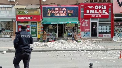  Şiddetli rüzgar iş yerinin duvarını uçurdu: 1 yaralı