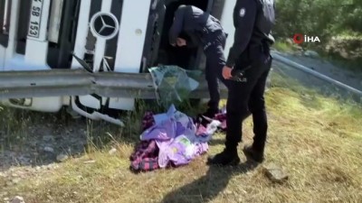 sparta -  Antalya’da çimento yüklü tır yan yattı: 1 yaralı Videosu