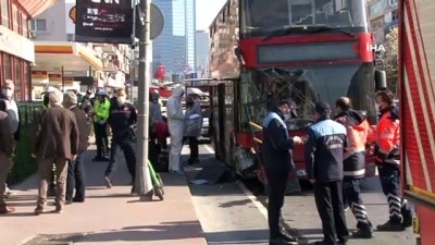  Beşiktaş’ta çift katlı halk otobüsü tünel içerisinde bariyerlere ok gibi saplandı