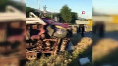 servis araci -  İşçi servisi ile kamyonet çarpıştı, araçta sıkışan bir işçi uzun uğraşlar sonucu kurtarıldı Videosu