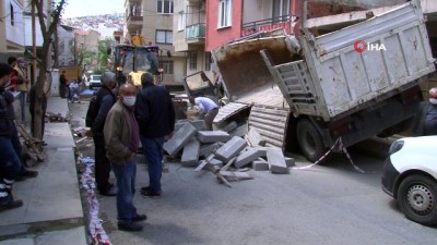 kamyon soforu -  Kontrolden çıkan kamyon evin duvarına çarparak durabildi Videosu