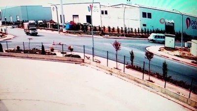  Konya’da kavşakta çarpışan kamyonet ve minibüsün devrilme anı kamerada