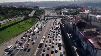  İstanbul’da yüzde 74’lere ulaşan trafik yoğunluğu böyle görüntülendi
