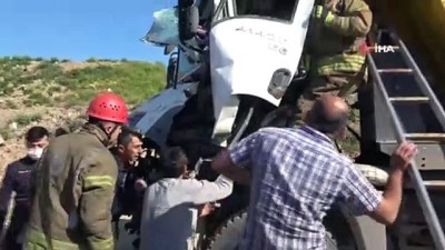 hafriyat kamyonu -  Pendik'te hafriyat kamyonları çarpıştı: 1 yaralı Videosu