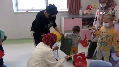 saglik calisanlari -  23 Nisan’ı hastanede geçiren çocuklara moral oldular Videosu