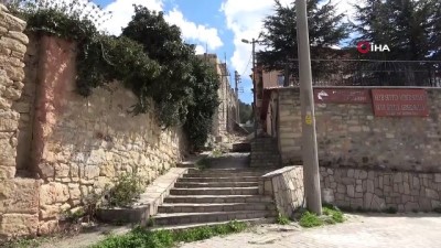 yuruyus yolu -  Cami restorasyonunda çatıdan çıkan 50 adet hat levha sokağa atıldı Videosu