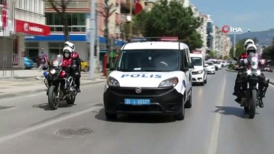 logos -  İzmir polisi, bayramı evde kutlayan çocukları unutmadı Videosu