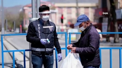 saglik calisanlari -  Karantinada olması gereken 5 kişi HES kodu sorgulamasıyla sokakta yakalandı Videosu