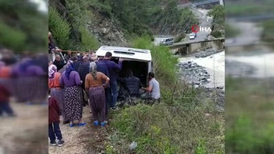  Dereye devrilmekte olan minibüs, vatandaşların yardımlarıyla kurtarıldı