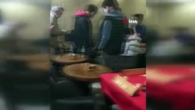 gizli bolme -  Kısıtlamada kafenin gizli bölmesinde 39 kişi yakalandı Videosu