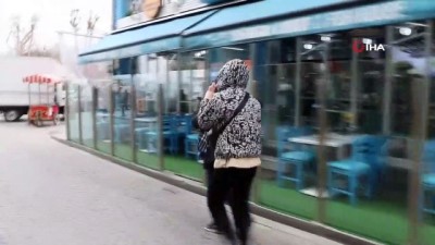  İstanbul’un göbeğinde dilenci kadınlarla gencin “taciz” kovalamacası kamerada