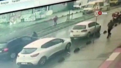  Yolun karşısına geçmeye çalışan çocuğa otomobil çarptı