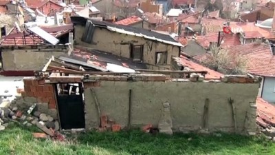 ihlas -  Belediyenin yıkmadığı metruk binanın çatısı otomobilin üzerine uçtu Videosu