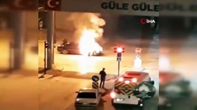  Bursa'da seyir halindeki araç alev alev yandı