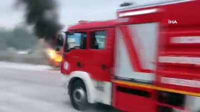  D100’de alev alev yanan otomobil küle döndü