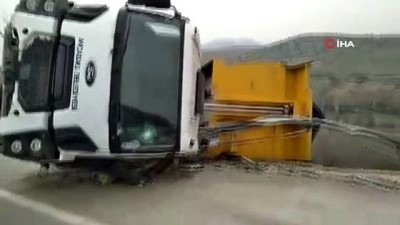  Hafriyat kamyonu devrildi: 1 yaralı