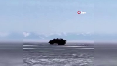  - Rusya'da 2 askeri kamyon Baykal Gölü'ne gömüldü