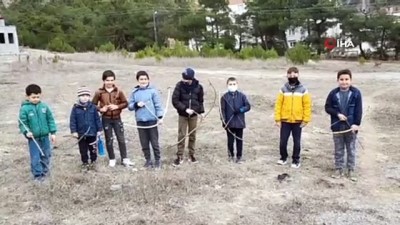 okcular - Ağaç dallarından yaptıkları ok ve yayla Türk okçularına özendiler Videosu