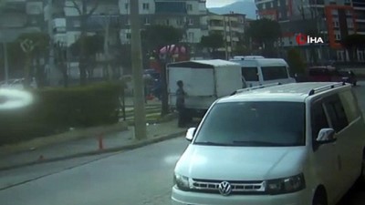 otobus terminali -  'Ayakkabıma kadar gasp edildim' demişti; kediyi tekmeleyip, arabalara zarar verdiği görüntüler ortaya çıktı Videosu