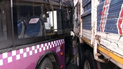  Küçükçekmece’de yolcu otobüsü ile kamyonun çarpıştığı kaza güvenlik kamerasında