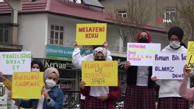 maske dagitimi -  Öğrenciler Covid-19'a dikkat çekmek için yürüdü Videosu