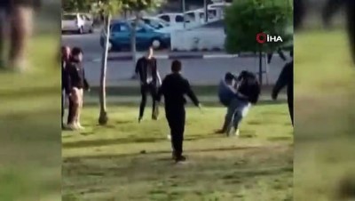 kalaba -  Antalya'da parkta tekmeli sopalı kavga Videosu