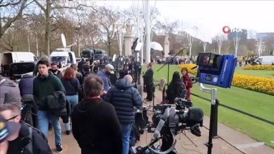 olum haberi -  - İngiliz halkı Buckhingham Sarayı'nın önünde toplanıyor Videosu
