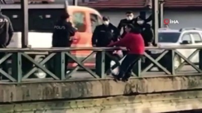 korkuluk -  Köprüden atlamak isteyen şahsı polis ekipleri kurtardı Videosu
