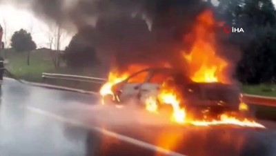  Seyir halindeki otomobil alevlere teslim oldu