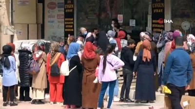  Siirt’te indirimi duyan vatandaşlar tedbirleri unuttu, mağaza önünde toplandı