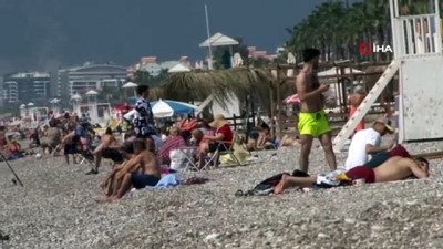  Antalya sahilleri kademeli normalleşmenin ikinci gününde de oldu taştı
