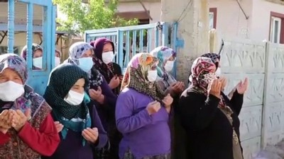 DENİZLİ - İzmir'de annesi tarafından öldürüldüğü ileri sürülen genç kadın defnedildi