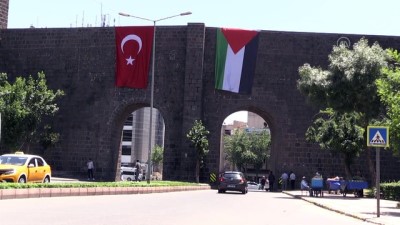 tarihi surlar - Diyarbakır Büyükşehir Belediyesince, tarihi surlara Türk ve Filistin bayrakları asıldı Videosu