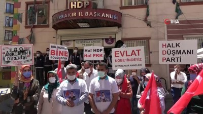 siyah celenk -  Evlat nöbetindeki baba, HDP’nin kapısına siyah çelenk bıraktı Videosu