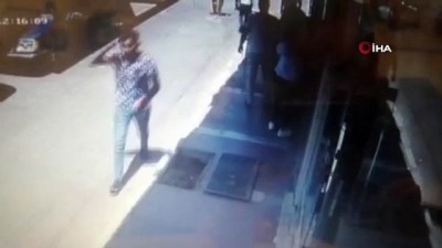 silahli saldirgan -  İzmir'de iş yerine silahlı saldırı: 2 ölü 1 ağır yaralı Videosu