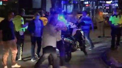 kadin polis -  Kısıtlama saatinde kavga edip karakolluk oldular Videosu