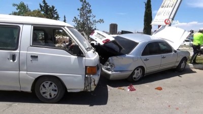  Otomobille minibüs çarpıştı: 2 yaralı