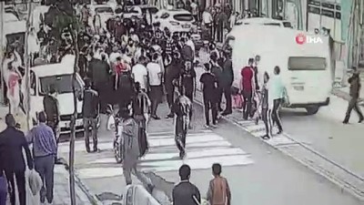 arazi tartismasi -  Sokak ortasında silahlı kavga kamerada... Arazi tartışması silahlı kavgaya dönüştü: 1 yaralı Videosu